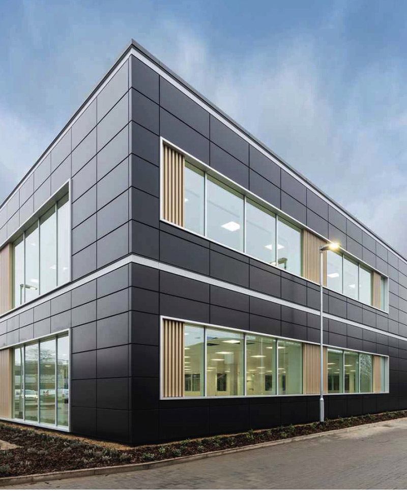 Façade d'un édifice fabriqué avec des composites aluminium larson®